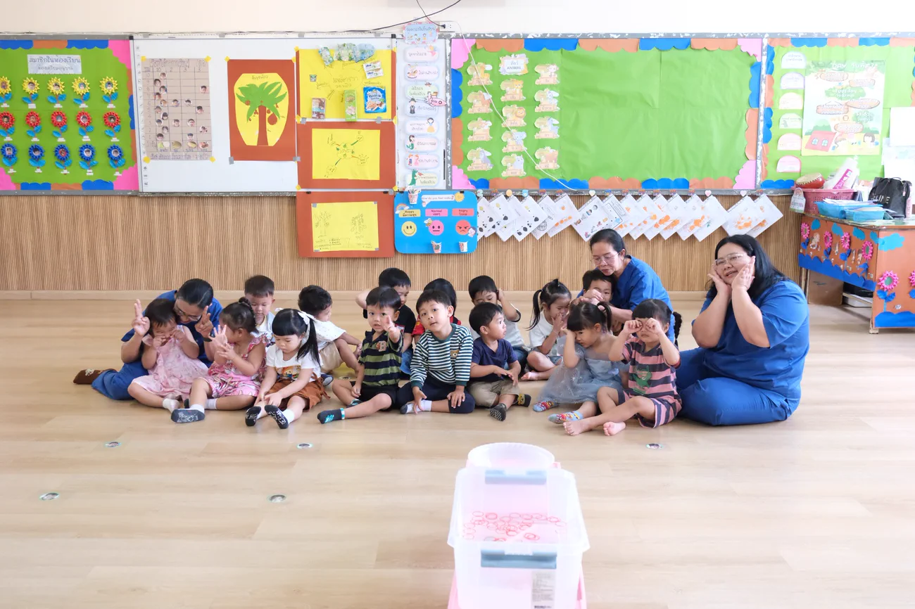 เด็กและคุณครูเรียนรู้ร่วมกันในห้องเรียน