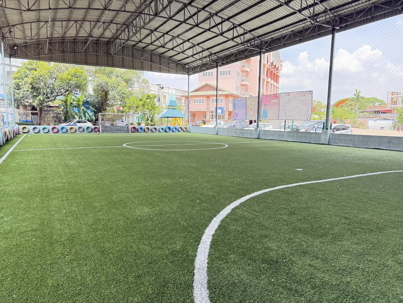 สนามฟุตบอลหญ้าเทียมในร่ม